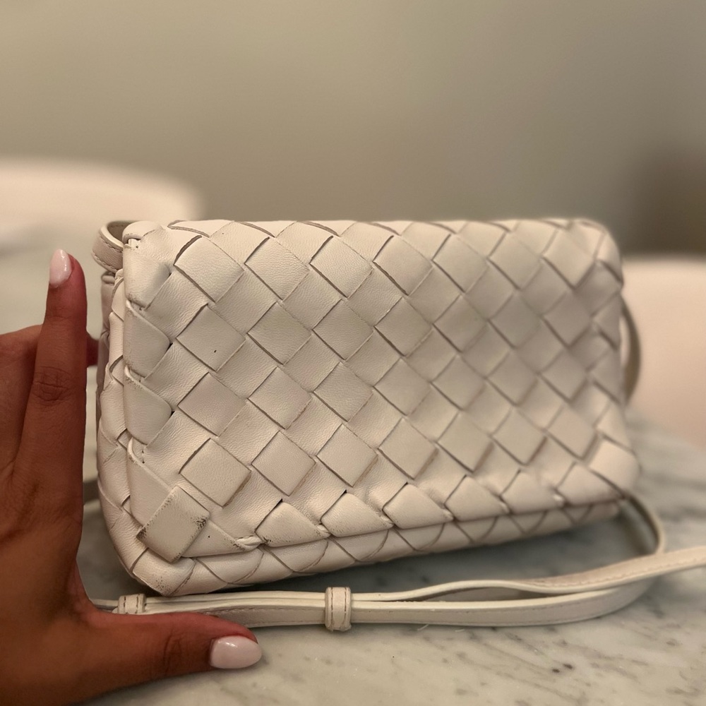 Bottega Veneta Small intrecciato Crossbody Bag in White - Very Good Condition